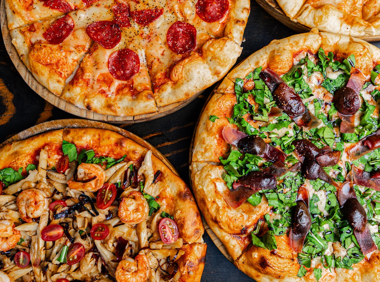 Foto decoració on es veuen pizzes congelades de diversos tipus llestes per servir.